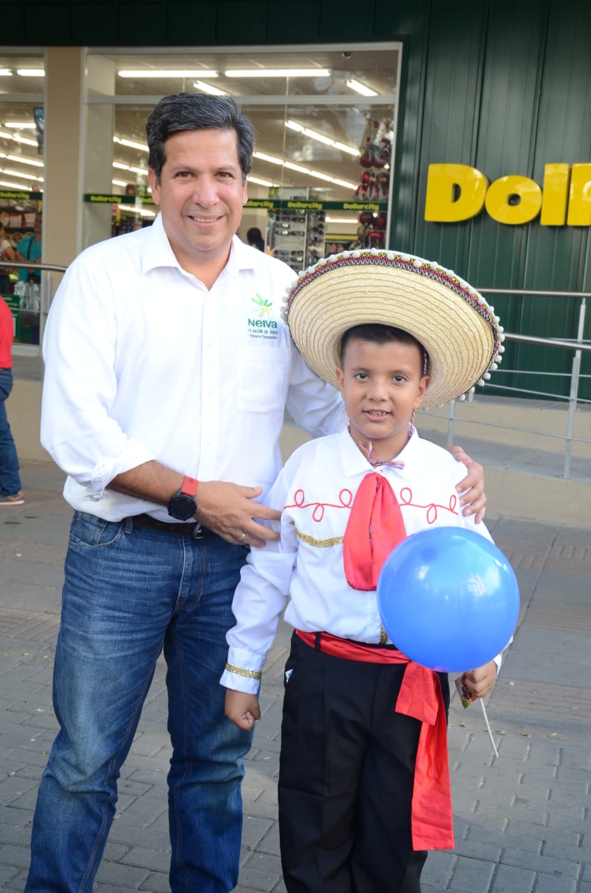 Alcalde de Neiva, Rodrigo Lara junto a un pequeño heredero de la tradición.